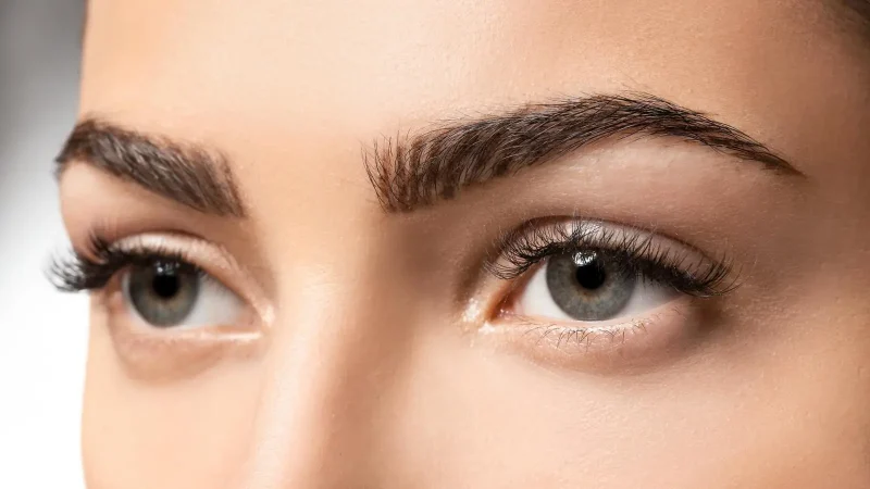 الفرق بين زراعة الشعر للحواجب والمايكروبليدنج للحواجب