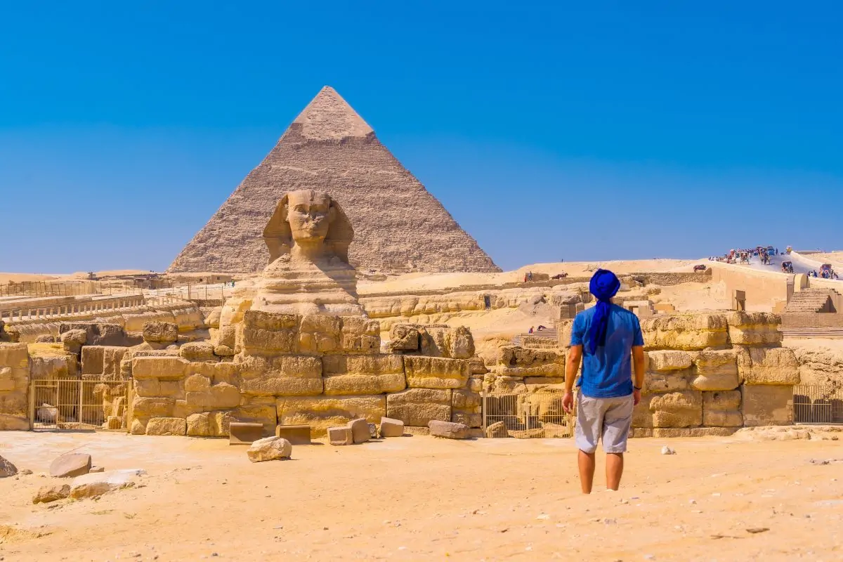 زراعة الشعر في مصر بمركز تركي هير 17 young-man-walking-towards-great-sphinx-giza